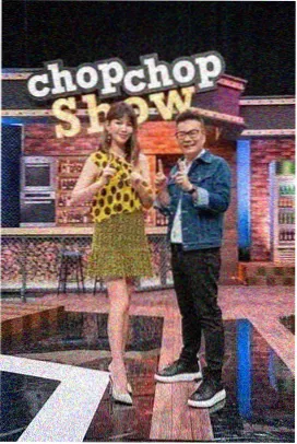谈话综艺慢谈录的调频卡封面，演播室桌面与两杯热茶