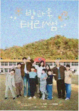高频谈话综艺区导览图，茶馆圆桌与暖色台灯